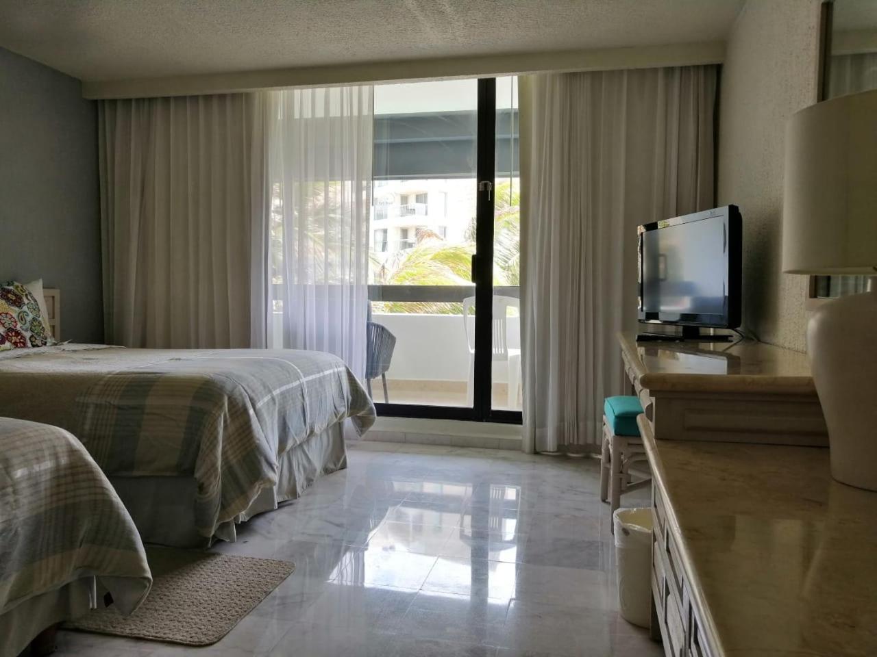 Beachfront Getaway Condo Cancun Room photo