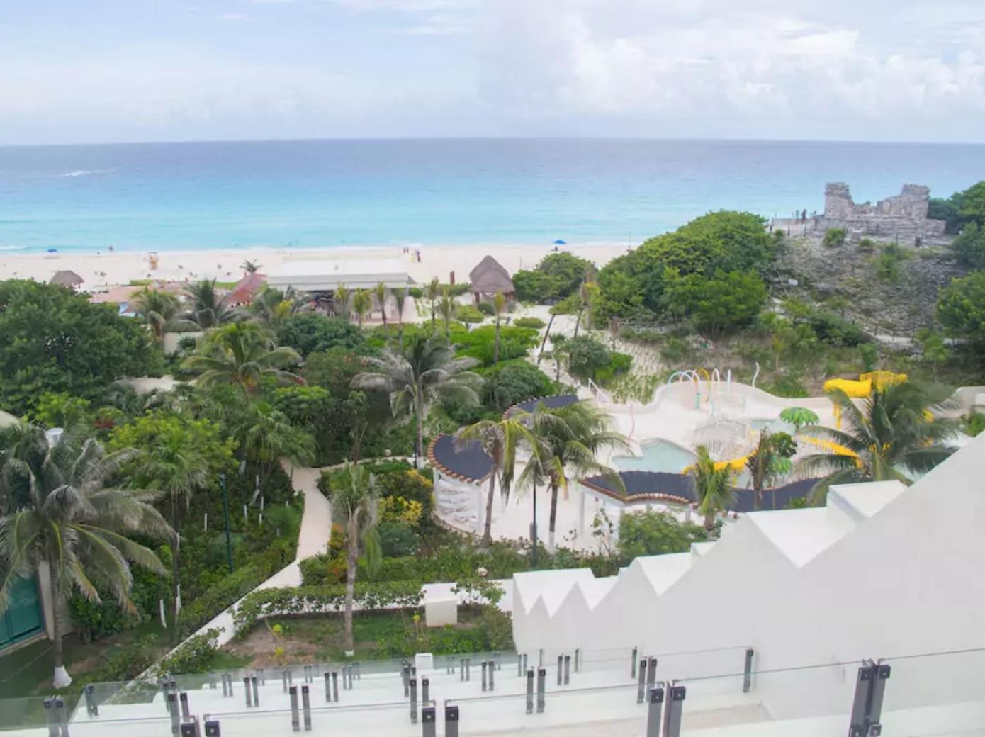 Beachfront Getaway Condo Cancun Room photo